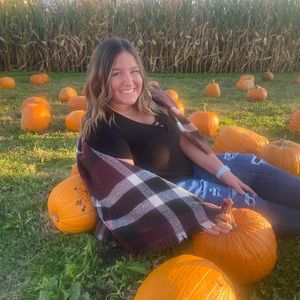 Meet your Posher, Makayla
